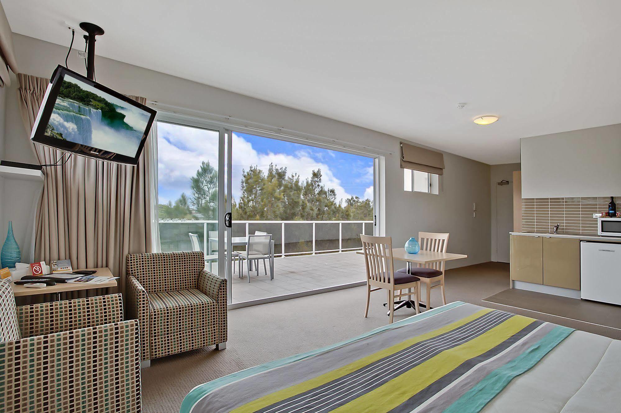 Quality Suites Pioneer Sands Wollongong Exterior photo