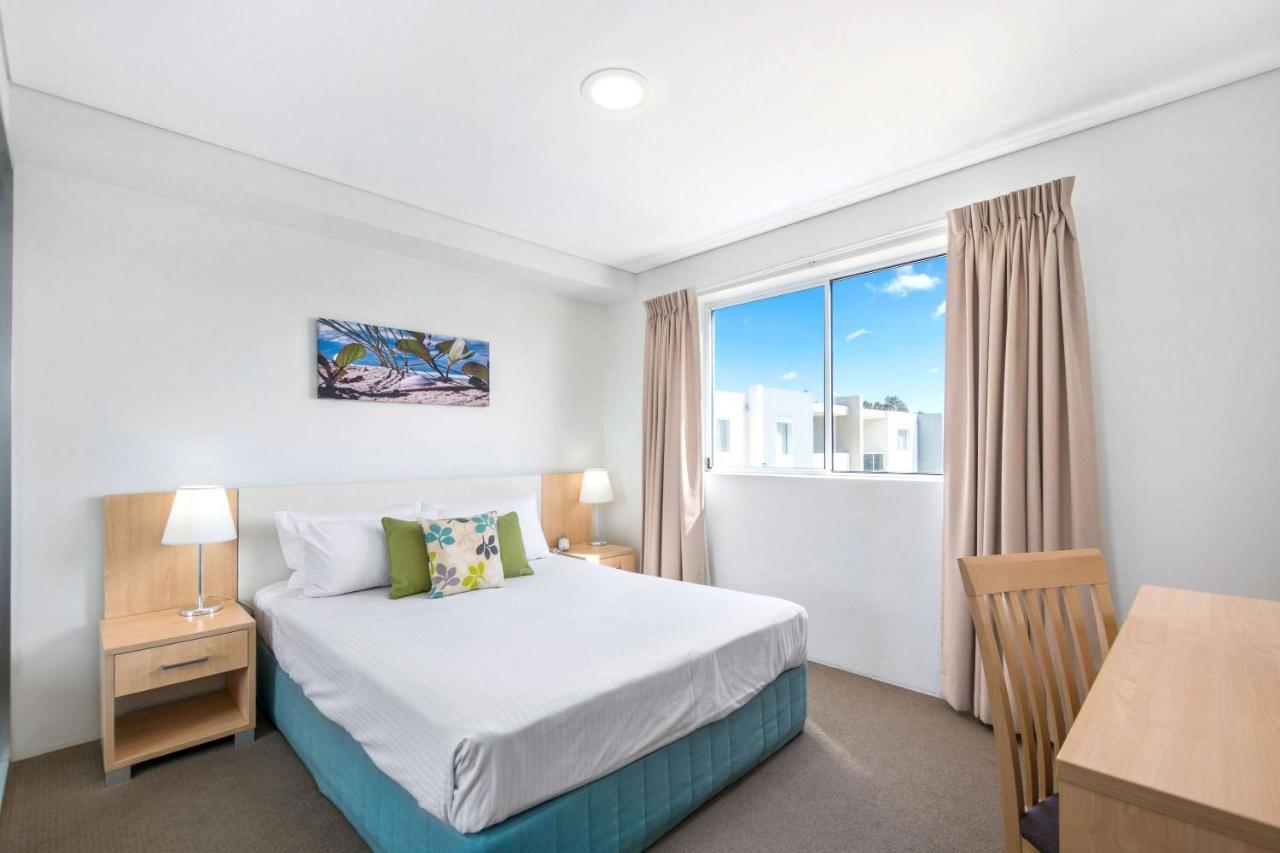 Quality Suites Pioneer Sands Wollongong Room photo